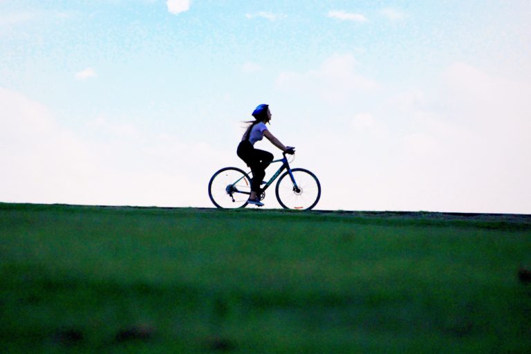 自転車旅を楽しみたい 方向音痴だけど スポチャリ女子 川沿いを行く