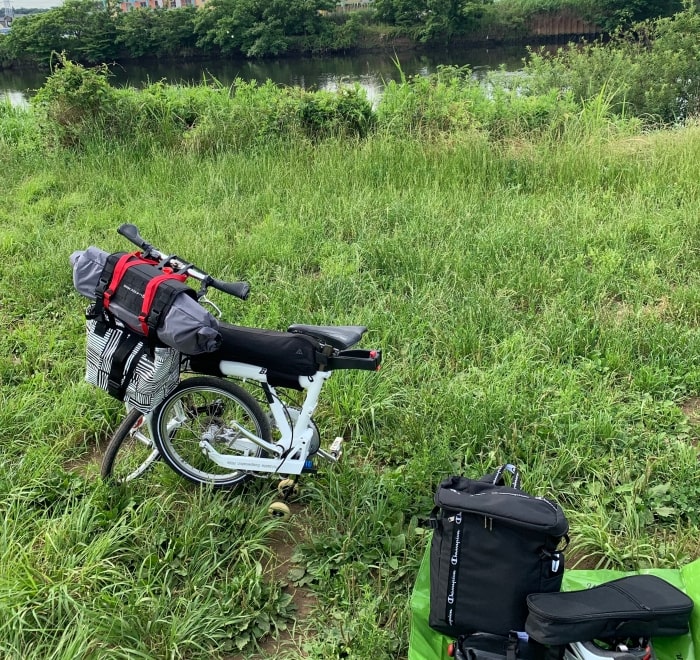 デイキャンプ　自転車　河川敷