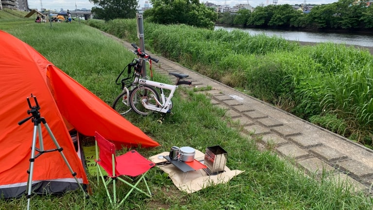 ディキャンプ 河川敷　テント　自転車