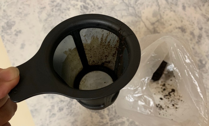 コーヒー粉を取り除いたストレーナー