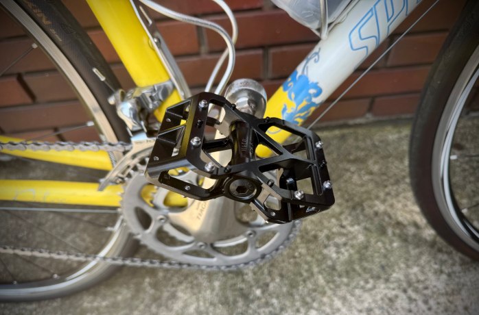 ロードバイクに装着したオールウェイズのブラックペダル